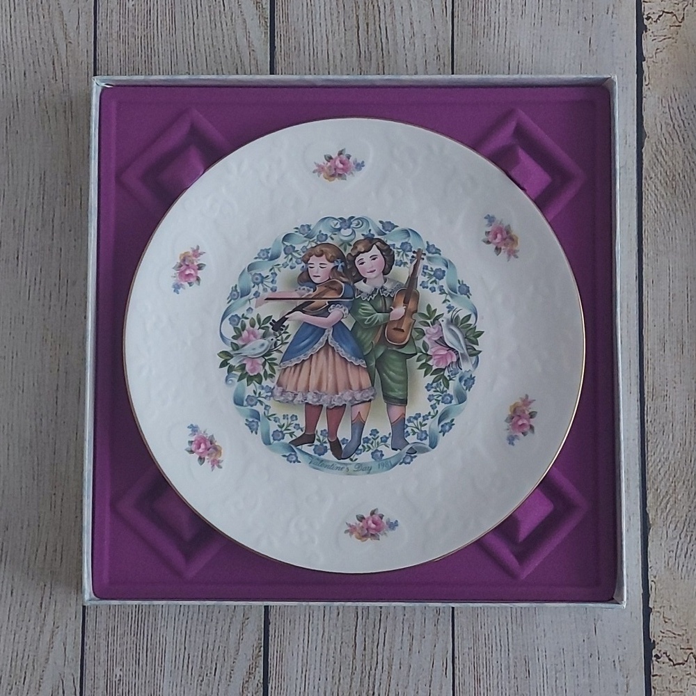 Vintage New In Box Royal Doulton Valentine's Day Plate. 1981